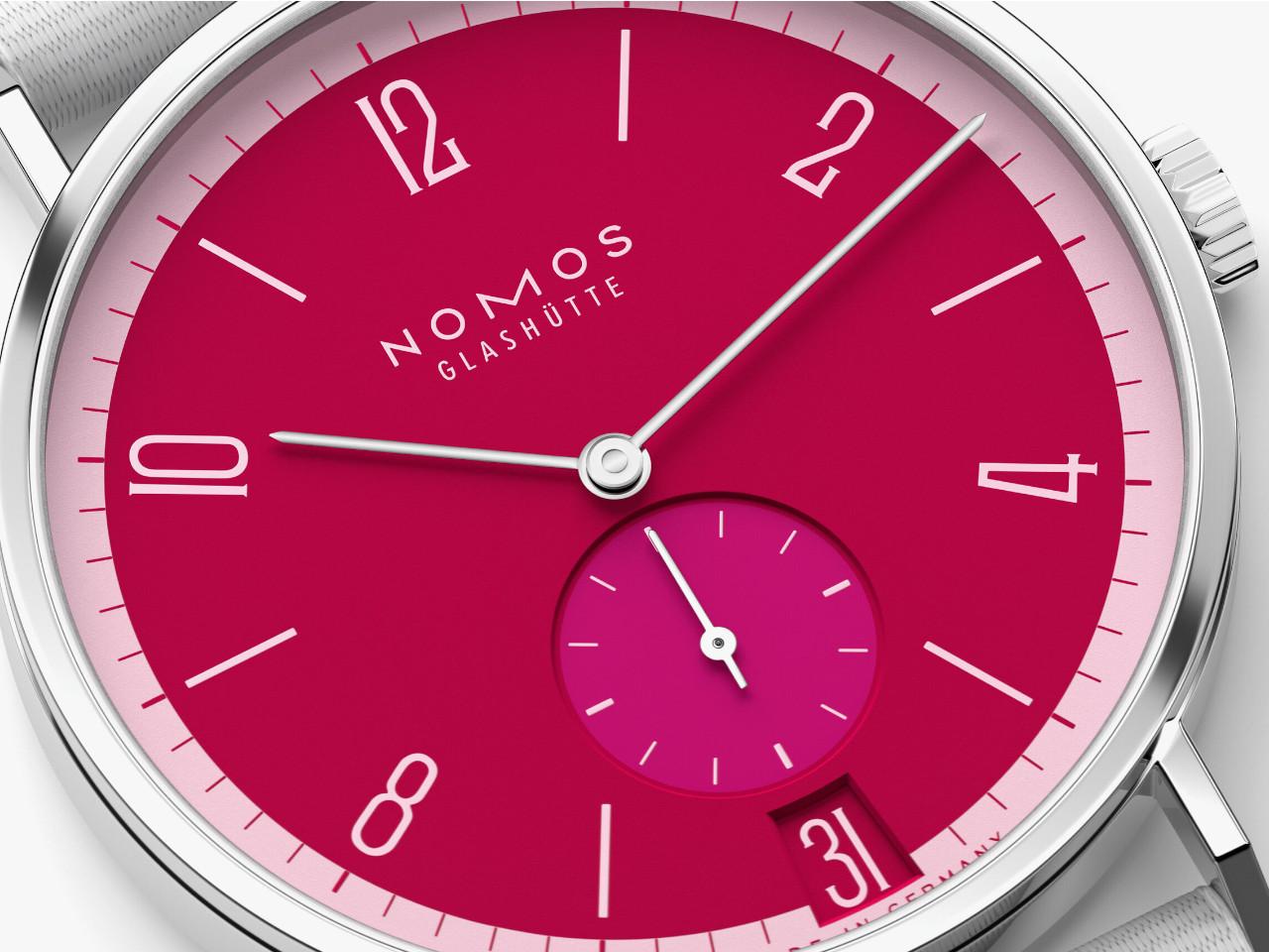Nomos Glashütte Tangente 38 Datum "175 Years Watchmaking - Chili" Handaufzug Edelstahl pinkes Zifferblatt graues Textilband Glasboden – Herrenuhren Uhr mit Datum aus Edelstahl. Das Gehäuse ist rund und silber. Das Textilarmband ist grau. Das Zifferblatt ist arabisch Index und pink. – Ansicht 4