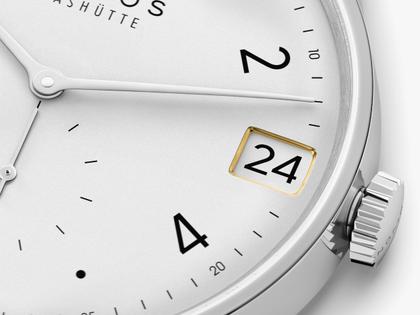 Nomos Glashütte Minimatik 39 Datum Handaufzug Edelstahl weißes Zifferblatt schwarzes Lederband – Herrenuhren Uhr mit Datum aus Edelstahl. Das Gehäuse ist rund und silber. Das Lederarmband ist schwarz. Das Zifferblatt ist arabisch Index und weiß. – Ansicht 4