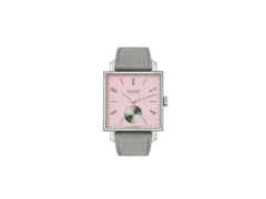 Nomos Glashütte Tetra Die Wildentschlossene Handaufzug Edelstahl 29mm rosafarbenes Zifferblatt graues Veloursband Glasboden – Damenuhren Uhr ohne Datum aus Edelstahl und Leder. Das Gehäuse ist quadratisch und silber. Das Lederarmband ist grau. Das Zifferblatt ist arabisch Index und rosa.