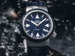 Mühle Glashütte S.A.R. Rescue-Timer Nautikblau Automatik Edelstahl 42mm blaues Zifferblatt blaues Kautschukband – Herrenuhren Uhr mit Datum aus Edelstahl und Kautschuk. Das Gehäuse ist rund und silber. Das Kautschuk / Kunststoff / Silikon Armband ist blau. Das Zifferblatt ist ein Index in blau. – Ansicht 2
