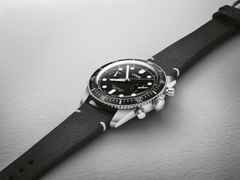 Oris Divers Sixty-Five Chronograph Automatik Edelstahl 40mm schwarzes Zifferblatt schwarzes Lederband – Herrenuhren Chronograph aus Edelstahl und Leder. Das Gehäuse ist rund und silber. Das Lederarmband ist schwarz. Das Zifferblatt ist ein Index in schwarz. – Ansicht 2