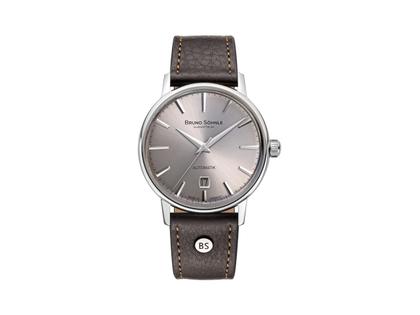 Bruno Söhnle Glashütte Bergamo Automatik Edelstahl 39mm graues Zifferblatt braunes Lederband – Herrenuhren Uhr mit Datum aus Edelstahl. Das Gehäuse ist rund und silber. Das Lederarmband ist braun. Das Zifferblatt ist arabisch Index und grau.