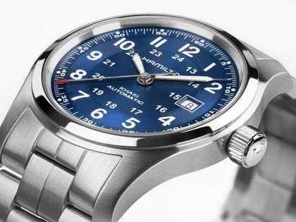 Hamilton Khaki Field Automatik Edelstahl 42mm blaues Zifferblatt Metallband – Herrenuhren Uhr ohne Datum aus Edelstahl. Das Gehäuse ist rund und silber. Das Edelstahlarmband ist silber. Das Zifferblatt ist arabisch und blau. – Ansicht 2
