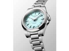 Longines Conquest Quarz Edelstahl 34mm blaues Zifferblatt Metallband – Damenuhren Uhr mit Datum aus Edelstahl. Das Gehäuse ist rund und silber. Das Edelstahlarmband ist silber. Das Zifferblatt ist ein Index in blau. – Ansicht 3