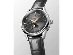 Longines Flagship Heritage Automatik Edelstahl 38,5mm graues Zifferblatt graues Lederband – Herrenuhren Uhr mit Datum aus Edelstahl und Leder. Das Gehäuse ist rund und silber. Das Lederarmband Kroko / Alligator ist grau. Das Zifferblatt ist ein Index in grau. – Ansicht 2