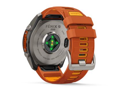 Garmin Fenix 9 Pro inReach Titan 51mm digitales Display orangefarbenes Silikonband – Herrenuhren Uhr Multifunktion aus Kautschuk und Titan. Das Gehäuse ist rund und grau. Das Kautschuk / Kunststoff / Silikon Armband ist orange. Das Zifferblatt ist digital und schwarz. – Ansicht 4