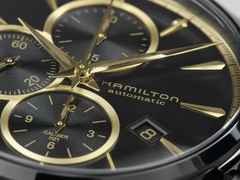 Hamilton Jazzmaster Auto Chrono Edelstahl PVD-Schwarz 42mm schwarz-goldenes Zifferblatt schwarzes Lederband – Herrenuhren Chronograph aus Edelstahl, Leder und PVD beschichtet. Das Gehäuse ist rund und schwarz. Das Lederarmband ist schwarz. Das Zifferblatt ist ein Index in schwarz. – Ansicht 4