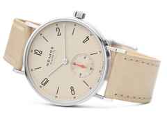 Nomos Glashütte Tangente 35 neomatik Champagner Automatik Edelstahl 35mm beiges Zifferblatt beiges Lederband – Damenuhren Uhr ohne Datum aus Edelstahl. Das Gehäuse ist rund und silber. Das Lederarmband ist beige. Das Zifferblatt ist arabisch Index und beige. – Ansicht 3