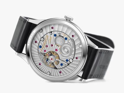 Nomos Glashütte Minimatik 39 Datum Handaufzug Edelstahl blaues Zifferblatt schwarzes Lederband – Herrenuhren Uhr mit Datum aus Edelstahl. Das Gehäuse ist rund und silber. Das Lederarmband ist schwarz. Das Zifferblatt ist arabisch Index und blau. – Ansicht 3