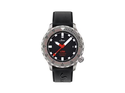 Sinn Spezialuhren U50 SDR Taucheruhr Automatik U-Boot-Stahl 41mm schwarzes Zifferblatt schwarzes Silikonband – Herrenuhren Uhr mit Datum aus Edelstahl. Das Gehäuse ist rund und silber. Das Kautschuk / Kunststoff / Silikon Armband ist schwarz. Das Zifferblatt ist ein Index in schwarz.