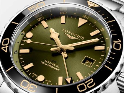 Longines HydroConquest GMT Automatik Edelstahl 43mm grünes Zifferblatt Metallband – Herrenuhren Uhr mit Datum aus Edelstahl und Keramik. Das Gehäuse ist rund und silber. Das Edelstahlarmband ist silber. Das Zifferblatt ist arabisch Index und grün. – Ansicht 2