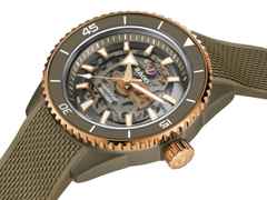 Rado Captain Cook High-Tech Ceramic Skeleton Automatik Keramik 43mm graues Zifferblatt olivgrünes Kautschukband – Herrenuhren Uhr ohne Datum aus Edelstahl, Kautschuk, Keramik, PVD beschichtet und Titan. Das Gehäuse ist rund und grau. Das Kautschuk / Kunststoff / Silikon Armband ist grau. Das Zifferblatt ist ein Index in grau. – Ansicht 2