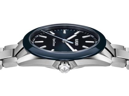 Rado HyperChrome Quarz Edelstahl 41,5mm blaues Zifferblatt Metallband – Herrenuhren Uhr mit Datum aus Edelstahl und Keramik. Das Gehäuse ist rund und silber. Das Edelstahlarmband ist silber. Das Zifferblatt ist ein Index in blau. – Ansicht 3