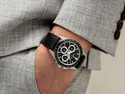 Hamilton Jazzmaster Performer Auto Chrono Edelstahl 42mm schwarzes Zifferblatt schwarzes Lederband – Herrenuhren Chronograph aus Edelstahl und Leder. Das Gehäuse ist rund und silber. Das Lederarmband ist schwarz. Das Zifferblatt ist arabisch Index und schwarz. – Ansicht 4