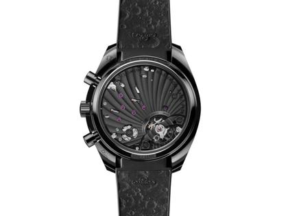 Omega Speedmaster Dark Side of the Moon Chronograph Handaufzug Keramik 44mm schwarzes Zifferblatt schwarzes Textilband – Herrenuhren Chronograph aus Keramik. Das Gehäuse ist rund und schwarz. Das Kautschuk / Kunststoff / Silikon Armband ist schwarz. Das Zifferblatt ist ein Index in schwarz. – Ansicht 2