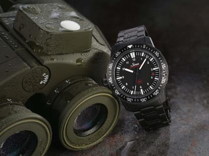 Sinn Spezialuhren EZM 3 S Automatik Edelstahl 41mm schwarzes Zifferblatt Metallband – Herrenuhren Uhr mit Datum aus Edelstahl. Das Gehäuse ist rund und schwarz. Das Edelstahlarmband ist schwarz. Das Zifferblatt ist arabisch Index und schwarz. – Ansicht 5