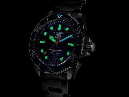 TAG Heuer Aquaracer Professional 300 Date Automatik Edelstahl 42mm blaues Zifferblatt Metallband – Herrenuhren Uhr mit Datum aus Edelstahl und Keramik. Das Gehäuse ist rund und silber. Das Edelstahlarmband ist silber. Das Zifferblatt ist ein Index in blau. – Ansicht 5