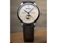Union Glashütte 1893 Johannes Dürrstein Edition Doppelmondphase Handaufzug Edelstahl 41mm beiges Zifferblatt braunes Lederband – Herrenuhren Uhr mit Datum aus Edelstahl und Leder. Das Gehäuse ist rund und silber. Das Lederarmband ist braun. Das Zifferblatt ist römisch Index und beige. – Ansicht 4