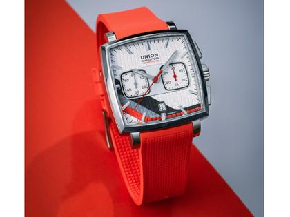 Union Glashütte Averin Chronograph Sachsen Classic 2026 Limited Edition Automatik Edelstahl 41mm graues Zifferblatt rotes Kautschukband und graues Lederband – Herrenuhren Chronograph aus Edelstahl, Kautschuk und Leder. Das Gehäuse ist quadratisch und silber. Das Lederarmband ist grau. Das Zifferblatt ist ein Index in grau. – Ansicht 8
