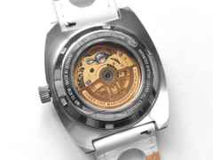UMF Ruhla Scheibenuhr Automatik mit springender Stunde Edelstahl 41mm  Final Edition oranges Zifferblatt weißes Lederband limitiert – Herrenuhren Uhr ohne Datum aus Edelstahl und Leder. Das Gehäuse ist tonneauform und silber. Das Lederarmband ist rot. Das Zifferblatt ist digital und rot. – Ansicht 4