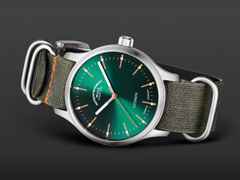 Mühle Glashütte Panova Grün Automatik Edelstahl 40mm grünes Textilband – Herrenuhren Uhr ohne Datum aus Edelstahl und Leder. Das Gehäuse ist rund und silber. Das Textilarmband ist grün. Das Zifferblatt ist ein Index in grün. – Ansicht 2