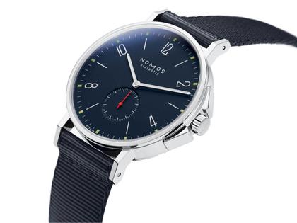 Nomos Glashütte Ahoi Atlantik Automatik Glasboden – Herrenuhren Uhr ohne Datum aus Edelstahl. Das Gehäuse ist rund und silber. Das Textilarmband ist blau. Das Zifferblatt ist arabisch Index und blau. – Ansicht 3