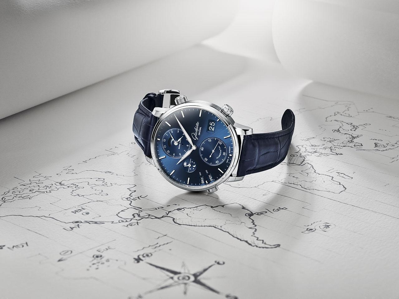Glashütte Original Senator Cosmopolite Automatik Edelstahl 44mm blaues Zifferblatt blaues Lederband – Herrenuhren Uhr mit Datum aus Edelstahl. Das Gehäuse ist rund und silber. Das Lederarmband Kroko / Alligator ist blau. Das Zifferblatt ist ein Index in blau. – Ansicht 3