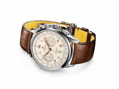 Breitling Premier B01 Chronograph 42 Edelstahl Automatik beigefarbenes Zifferblatt braunes Alligatorband – Herrenuhren Chronograph aus Edelstahl und Leder. Das Gehäuse ist rund und silber. Das Lederarmband Kroko / Alligator ist braun. Das Zifferblatt ist arabisch und beige. – Ansicht 3