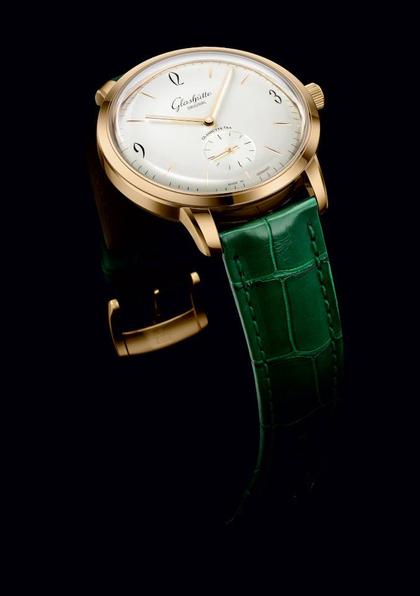 Glashütte Original Sixties Kleine Sekunde Automatik Roségold 42mm silberfarbenes Zifferblatt grünes Lederband – Herrenuhren Uhr ohne Datum aus 750 Rotgold. Das Gehäuse ist rund und roségold. Das Lederarmband Kroko / Alligator ist grün. Das Zifferblatt ist arabisch Index und silber. – Ansicht 4