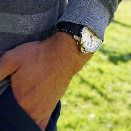 Mühle Glashütte 29er Big Automatik Edelstahl 42,4mm weißes Zifferblatt schwarzes Lederband – Herrenuhren Uhr mit Datum aus Edelstahl. Das Gehäuse ist rund und silber. Das Lederarmband ist schwarz. Das Zifferblatt ist ein Index in weiß. – Ansicht 4