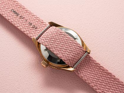 Oris Divers Sixty-Five Cotton Candy Automatik Bronze 38mm pinkes Zifferblatt rosa Textilband – Damenuhren Uhr mit Datum aus Bronze und Leder. Das Gehäuse ist rund und roségold. Das Textilarmband ist rosa. Das Zifferblatt ist ein Index in rosa. – Ansicht 3
