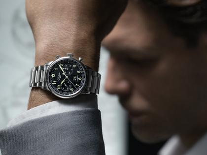 Glashütte Original Senator Chronograph Navigator Automatik Edelstahl 41mm schwarzes Zifferblatt Metallband – Herrenuhren Chronograph aus Edelstahl. Das Gehäuse ist rund und silber. Das Edelstahlarmband ist silber. Das Zifferblatt ist arabisch und schwarz. – Ansicht 10