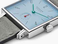 Nomos Glashütte Tetra Petit Four Azur Handaufzug Edelstahl 29mm blaues Zifferblatt graues Lederband Stahlboden – Damenuhren Uhr ohne Datum aus Edelstahl. Das Gehäuse ist quadratisch und silber. Das Lederarmband ist grau. Das Zifferblatt ist arabisch Index und blau. – Ansicht 4