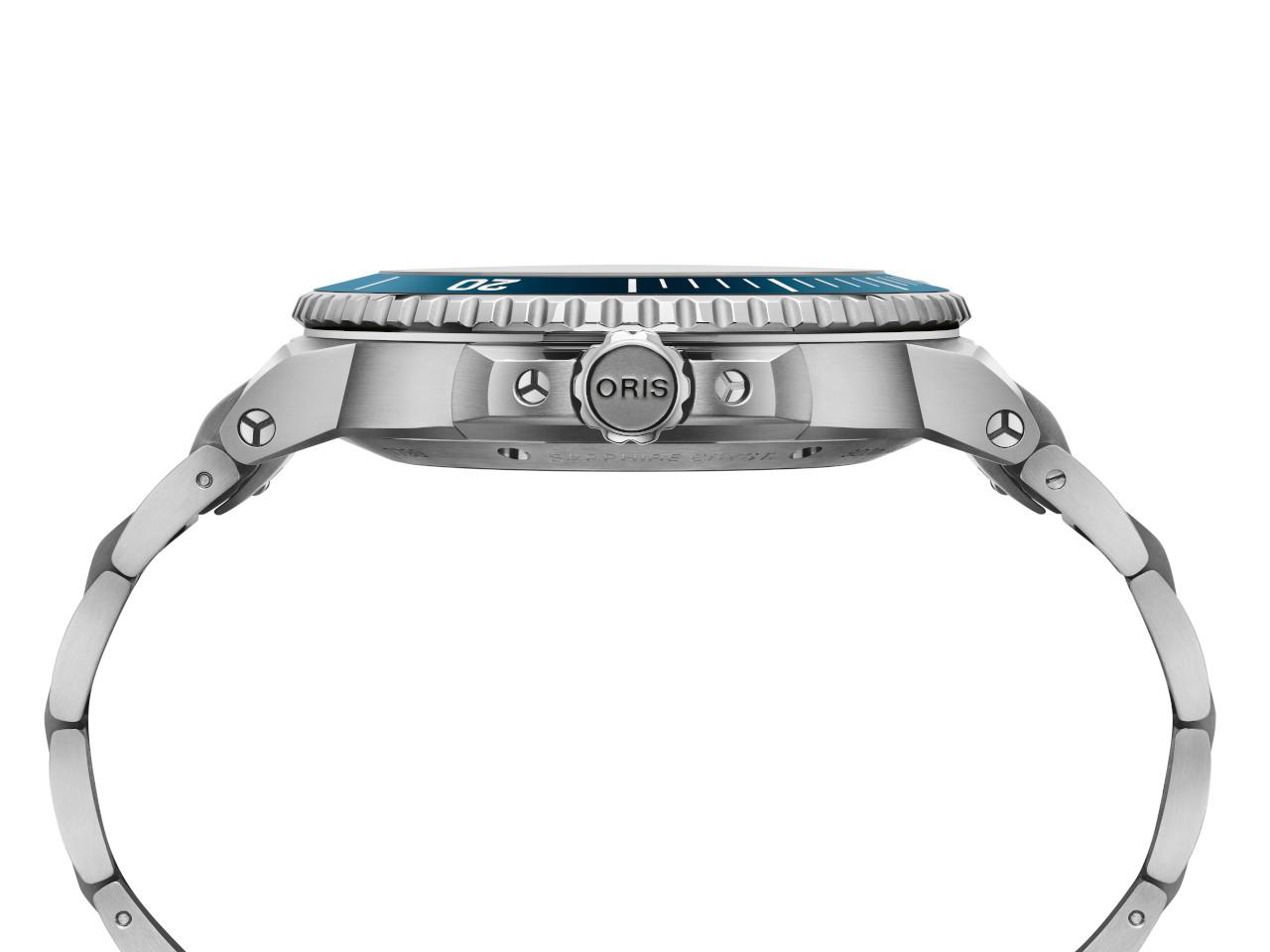 Oris Aquis Date Calibre 400 Automatik Edelstahl 43,5mm blaues Zifferblatt Metallband – Herrenuhren Uhr mit Datum aus Edelstahl und Keramik. Das Gehäuse ist rund und silber. Das Edelstahlarmband ist silber. Das Zifferblatt ist ein Index in blau. – Ansicht 2