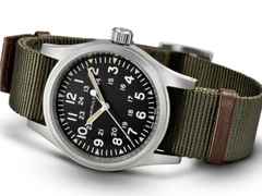 Hamilton Khaki Field Mechanical Handaufzug Edelstahl 38mm schwarzes Zifferblatt olivgrünes Textilband – Herrenuhren Uhr ohne Datum aus Edelstahl. Das Gehäuse ist rund und silber. Das Textilarmband ist grün. Das Zifferblatt ist arabisch und schwarz. – Ansicht 3