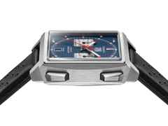 TAG Heuer Monaco Chronograph Automatik Titan 39mm blaues Zifferblatt schwarzes Lederband – Herrenuhren Chronograph aus Titan. Das Gehäuse ist quadratisch und grau. Das Lederarmband ist schwarz. Das Zifferblatt ist ein Index in blau. – Ansicht 3