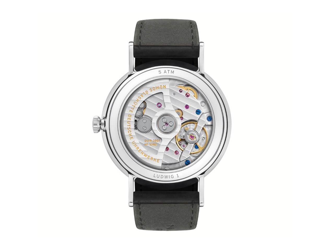 Nomos Glashütte Ludwig neomatik 39 Automatik Edelstahl weißes Zifferblatt Metallband – Herrenuhren Uhr ohne Datum aus Edelstahl. Das Gehäuse ist rund und silber. Das Edelstahlarmband ist silber. Das Zifferblatt ist arabisch Index und weiß. – Ansicht 3