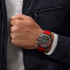 Breitling Endurance Pro 44 Chronograph Quarz Breitlight schwarzes Zifferblatt rotes Kautschukband – Herrenuhren Chronograph aus Sonstiges. Das Gehäuse ist rund und schwarz. Das Kautschuk / Kunststoff / Silikon Armband ist rot. Das Zifferblatt ist arabisch und schwarz. – Ansicht 5