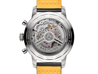 Breitling Top Time B01 Triumph Automatik Edelstahl 41mm hellblaues Zifferblatt schwarzes Lederband – Herrenuhren Chronograph aus Edelstahl. Das Gehäuse ist rund und silber. Das Lederarmband ist schwarz. Das Zifferblatt ist ein Index in blau. – Ansicht 2