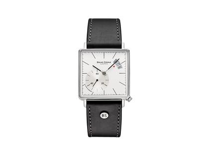 Bruno Söhnle Glashütte Rondo III Big Quarz Edelstahl 33mm weißes Zifferblatt schwarzes Lederband – Damenuhren Uhr mit Datum aus Edelstahl. Das Gehäuse ist quadratisch und silber. Das Lederarmband ist schwarz. Das Zifferblatt ist arabisch Index und weiß.