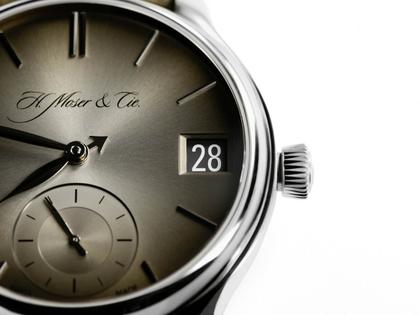 H. Moser & Cie. Endeavour Perpetual Calendar Grau Fumé Handaufzug Weißgold 40,8mm graues Zifferblatt braunes Lederband – Herrenuhren Uhr mit Kalender aus 750 Weißgold. Das Gehäuse ist rund und silber. Das Lederarmband ist braun. Das Zifferblatt ist ein Index in grau. – Ansicht 4