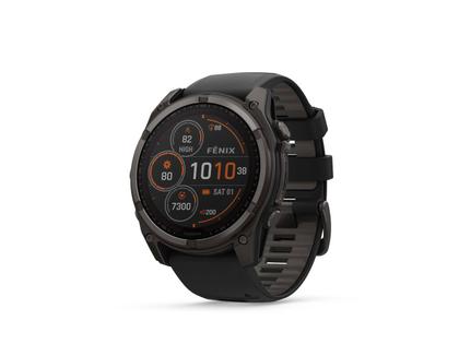 Garmin fenix 8 51mm Sapphire Solar faserverstärktes Polymer Titan carbongrau beschichtet schwarzes Kautschukband – Herrenuhren Uhr Multifunktion aus DLC beschichtet, Kautschuk und Titan. Das Gehäuse ist rund und grau. Das Kautschuk / Kunststoff / Silikon Armband ist schwarz. Das Zifferblatt ist digital und schwarz. – Ansicht 4