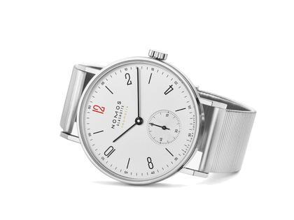Nomos Glashütte Tangente 35 neomatik Ärzte ohne Grenzen Automatik Edelstahl 35mm weißes Zifferblatt Metallband – Damenuhren Uhr ohne Datum aus Edelstahl. Das Gehäuse ist rund und silber. Das Edelstahlarmband ist schwarz. Das Zifferblatt ist arabisch Index und silber. – Ansicht 4