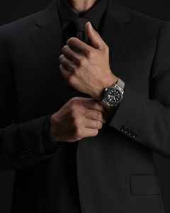 Omega Seamaster Diver 300M  Automatik Edelstahl 42mm Spectre Edition schwarzes Zifferblatt Metallband – Herrenuhren Uhr ohne Datum aus Edelstahl und Titan. Das Gehäuse ist rund und silber. Das Edelstahlarmband ist silber. Das Zifferblatt ist ein Index in schwarz. – Ansicht 8