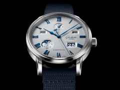 Glashütte Original Senator Excellence Ewiger Kalender Automatik Edelstahl 42mm silbergraues Zifferblatt blaues Textilband – Herrenuhren Uhr mit Kalender aus Edelstahl. Das Gehäuse ist rund und silber. Das Textilarmband ist blau. Das Zifferblatt ist römisch und grau. – Ansicht 3