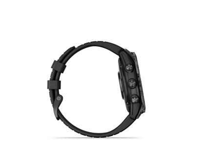 Garmin epix Pro Sapphire Titan carbongrau beschichtet 47 mm Kautschukband schwarz – Herrenuhren Uhr Multifunktion aus DLC beschichtet, Kautschuk und Titan. Das Gehäuse ist rund und schwarz. Das Kautschuk / Kunststoff / Silikon Armband ist schwarz. Das Zifferblatt ist digital und schwarz. – Ansicht 5