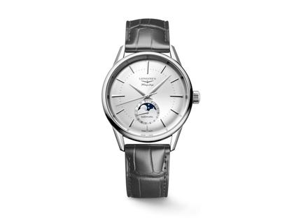 Longines Flagship Heritage Automatik Edelstahl 38,5mm silbernes Zifferblatt graues Lederband – Herrenuhren Uhr mit Datum aus Edelstahl und Leder. Das Gehäuse ist rund und silber. Das Lederarmband Kroko / Alligator ist schwarz. Das Zifferblatt ist ein Index in silber.