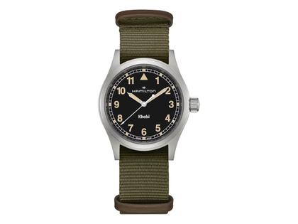 Hamilton Khaki Field Quartz Edelstahl 38mm schwarzes Zifferblatt grünes NATO-Textilband – Herrenuhren Uhr ohne Datum aus Edelstahl. Das Gehäuse ist rund und grau. Das Textilarmband ist grün. Das Zifferblatt ist ein Index in schwarz.