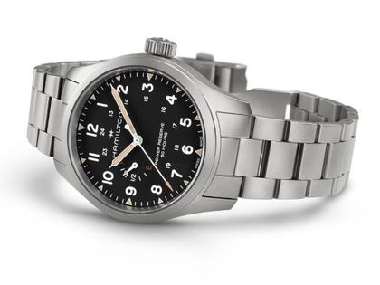 Hamilton Khaki Field Mechanical Power Reserve Handaufzug Edelstahl 40mm schwarzes Zifferblatt Metallband – Herrenuhren Uhr ohne Datum aus Edelstahl. Das Gehäuse ist rund und silber. Das Edelstahlarmband ist silber. Das Zifferblatt ist arabisch und schwarz. – Ansicht 4