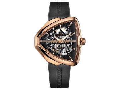 Hamilton Ventura Elvis80 Skeleton Auto Edelstahl PVD-Roségold 42x45mm skelettiertes Zifferblatt schwarzes Kautschukband – Herrenuhren Uhr ohne Datum aus Edelstahl und PVD beschichtet. Das Gehäuse ist sonstige Form und roségold. Das Kautschuk / Kunststoff / Silikon Armband ist schwarz. Das Zifferblatt ist skelettiert und schwarz.
